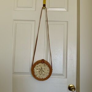 WICKER ROUND SHOULDER BAG. MOTHER OF PEARL INLAY.